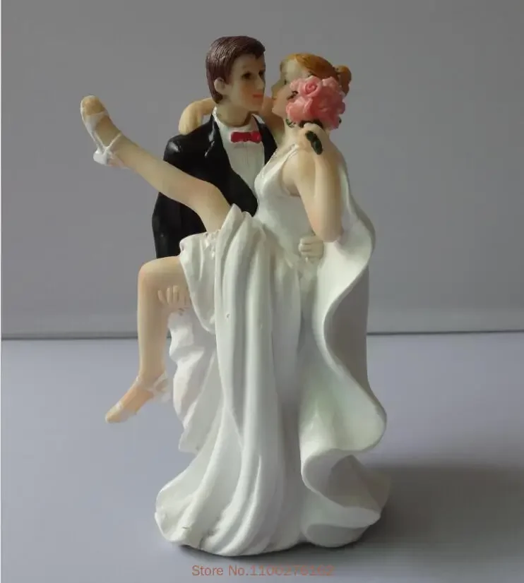 

Свадебные фигурки невесты и жениха из смолы