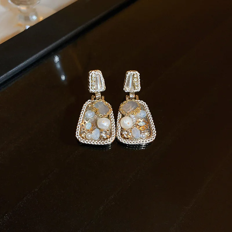 

Minar Temperament White Color Linked Chain Crystal Long Drop Earrings for Women Spark Rhinestones Pearl Geometric Dangle Earring