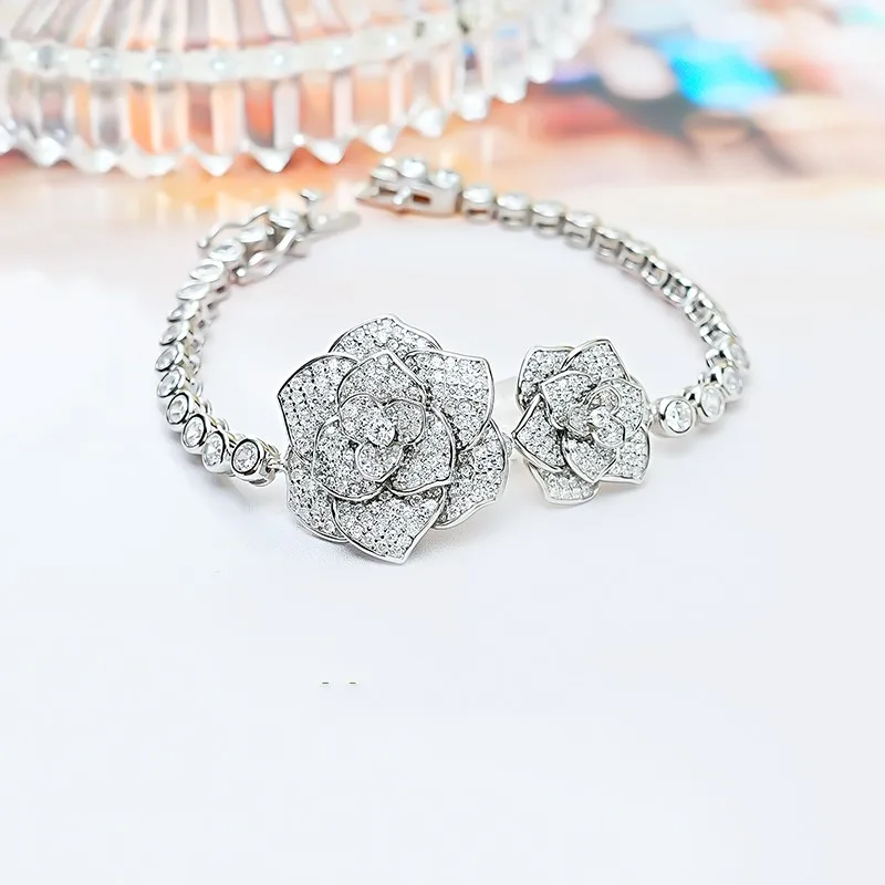 Женский роскошный браслет с камелией инкрустированный высокоуглеродистым