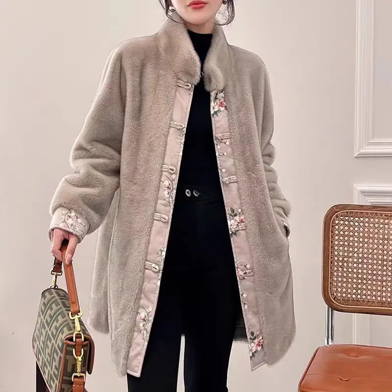 Женское однобортное кашемировое пальто средней длины с воротником-стойкой