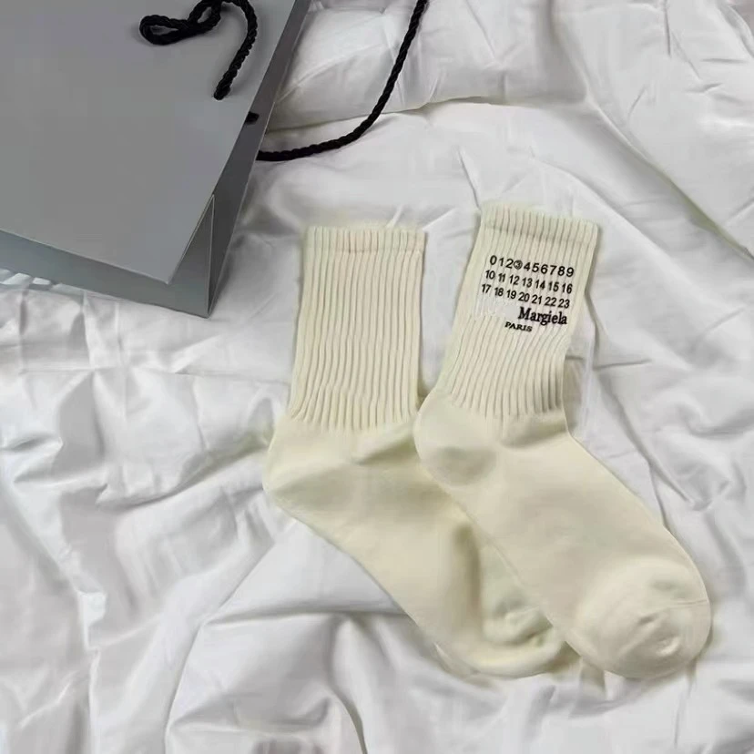 

Luxury Margiela Socks Men Women Fashion 22SS MM6 Women's Silicone Hot Stamping Letters Mid-Tube Men's Skateboard Casual Sports