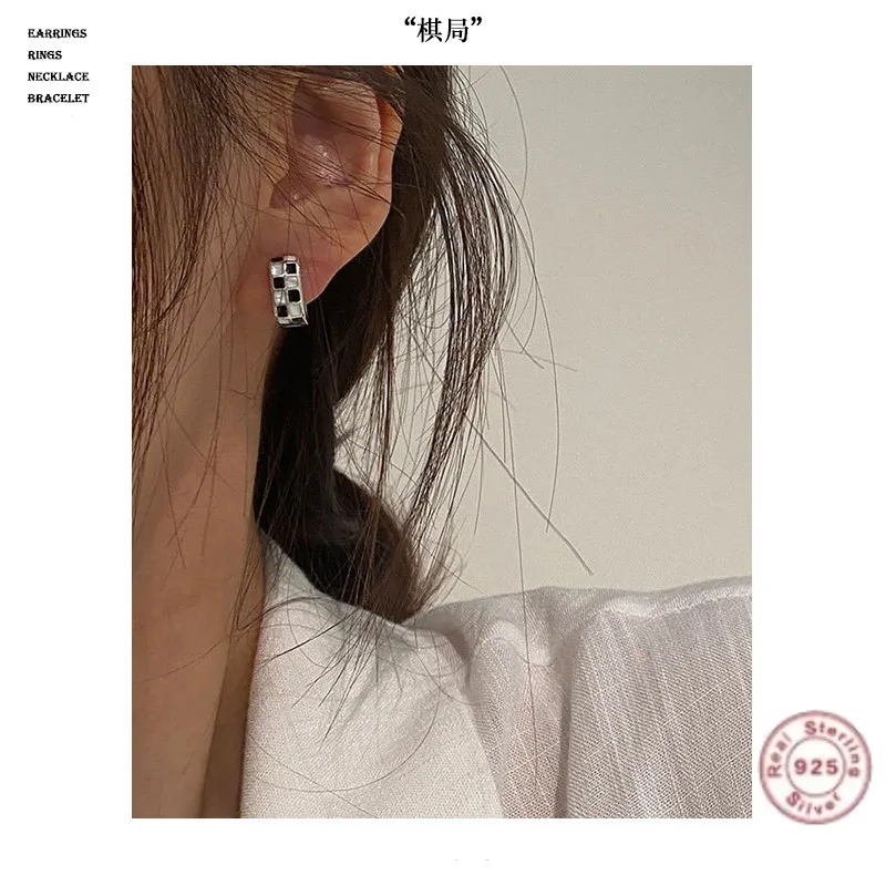 

Checkerboard black and white design s925 silver ear buckle female U-shaped earrings personality simple office earrings fashion j