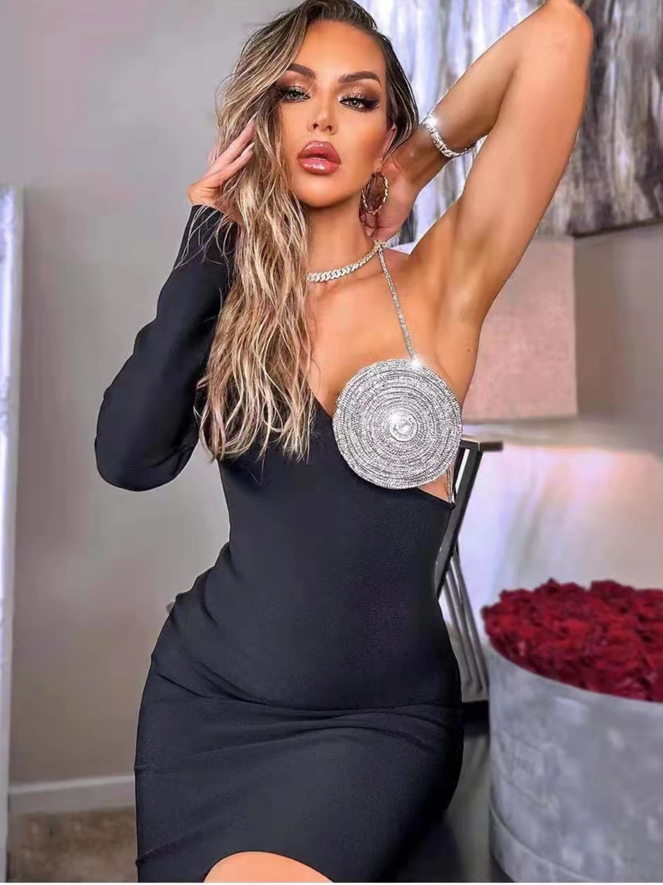 Женское облегающее мини-платье на одно плечо черное