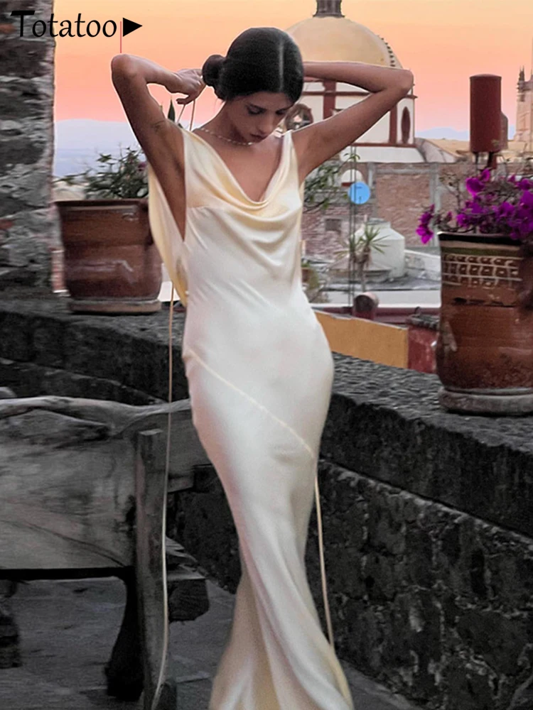 

Женское атласное платье с открытой спиной и V-образным вырезом