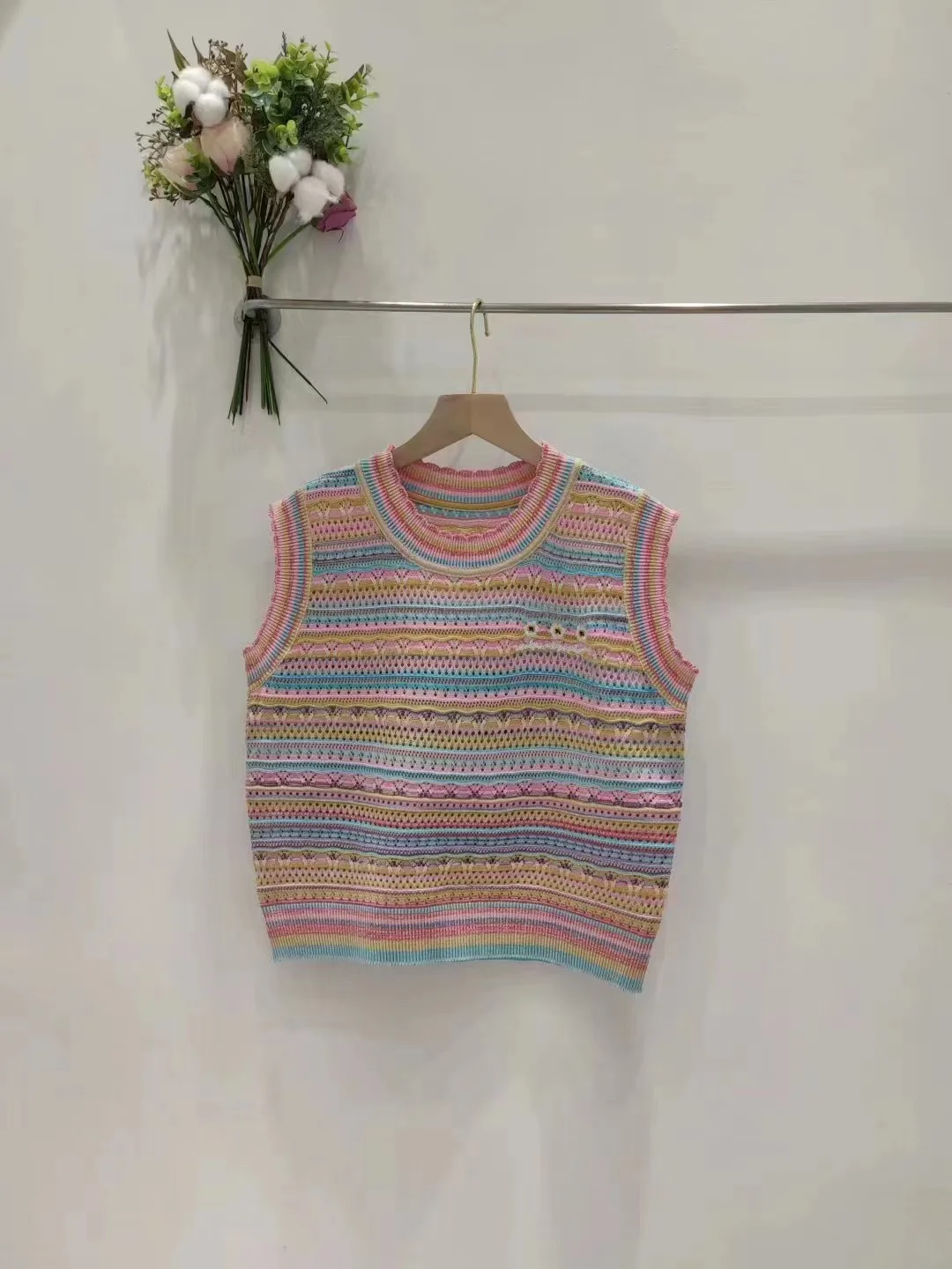 

2023 Summer New Hollowed Out Rainbow Striped Vest Women's Design Sense Round Neck Inside Matching Bottoming Knitted Short Top