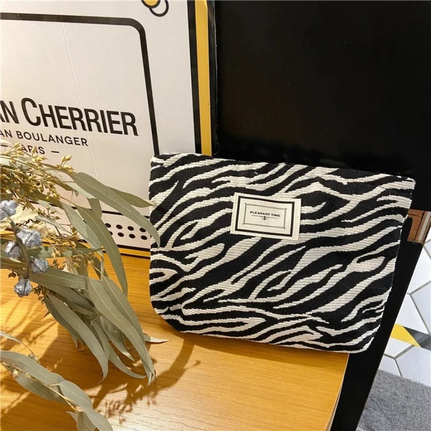 

Леопардовая косметичка из канвы