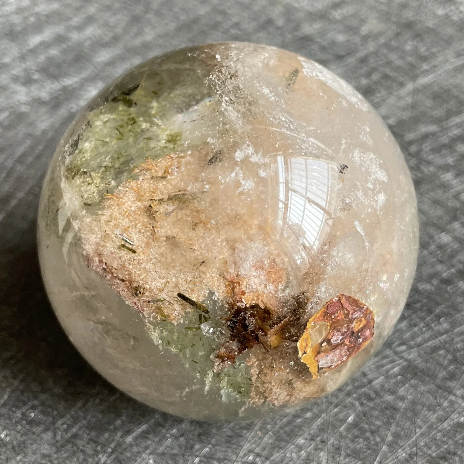 

Натуральный хрустальный шар 404 г, зеленая фантомная Сфера, камень для украшения камней, шероховатый полированный кварцевый камень для лечен...