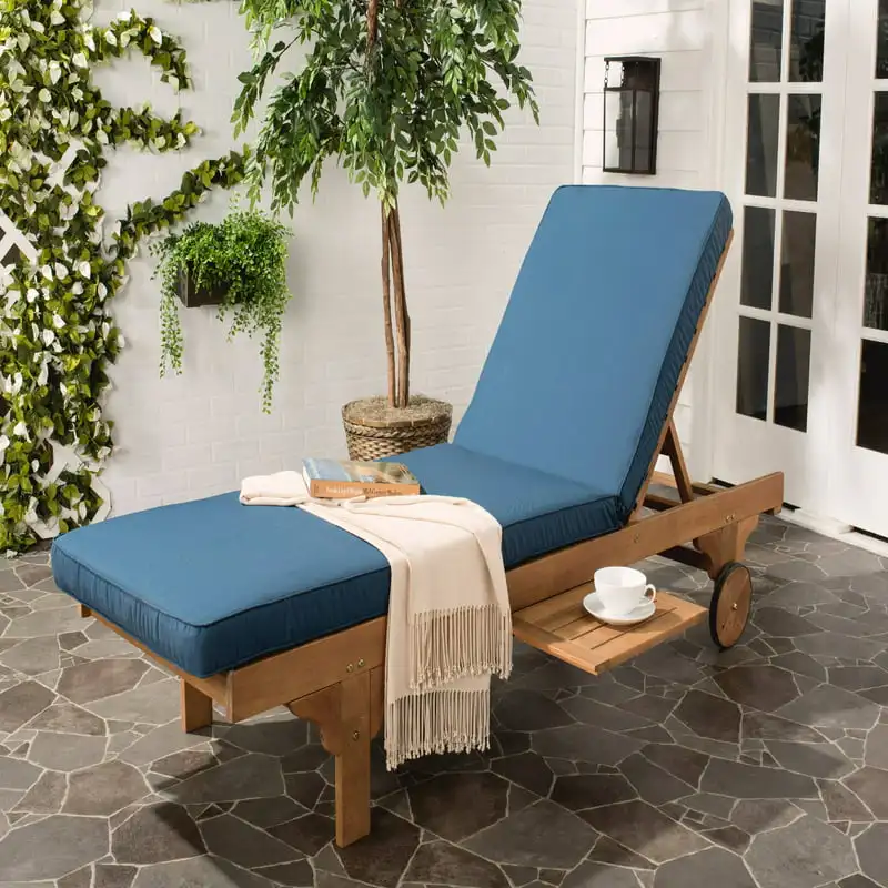 

Lounge Chair with Pull Out Side Table