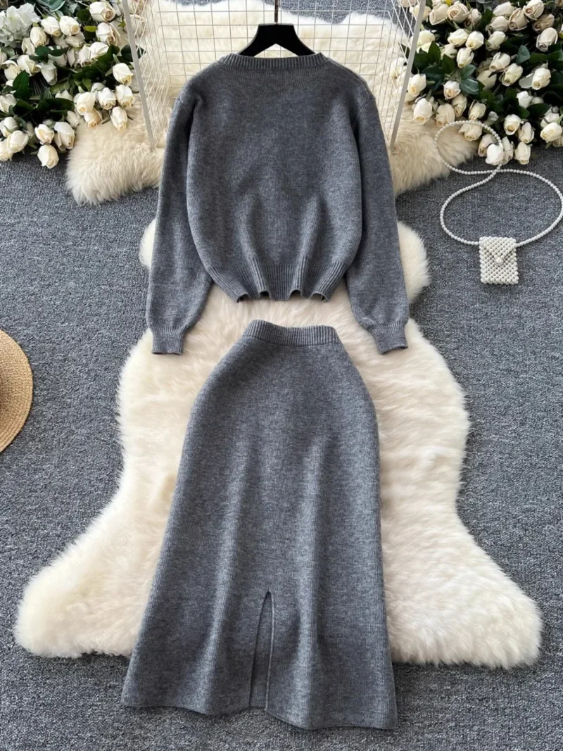 Женский вязаный костюм