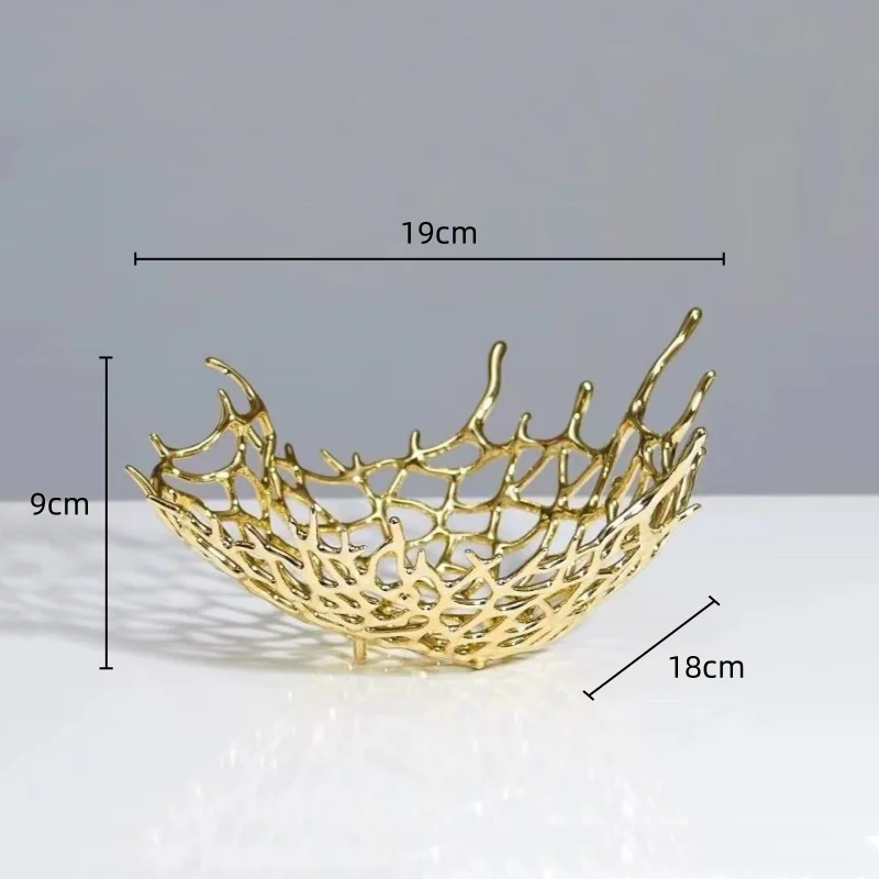 

Золотой металлический поднос в форме листа