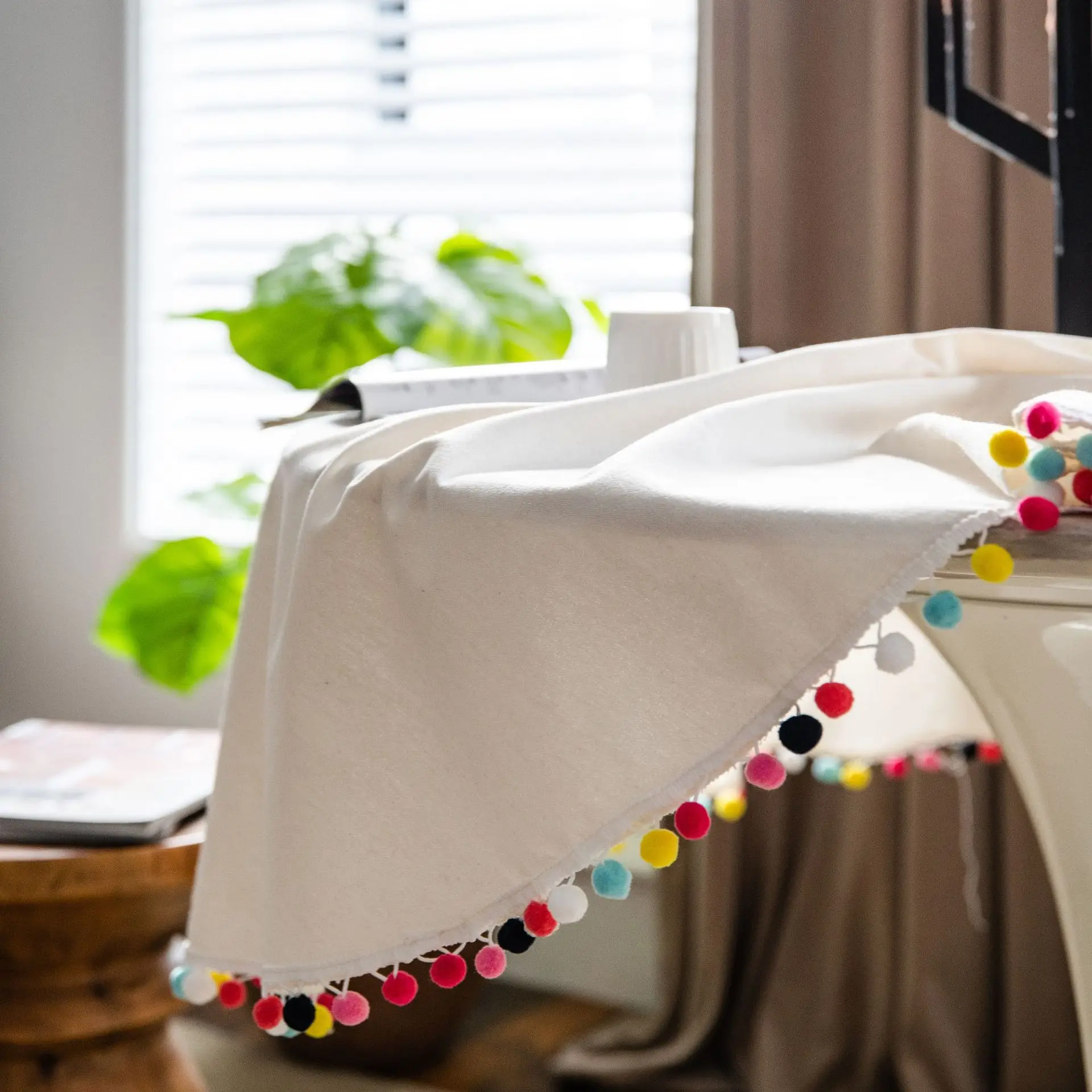 

Pompom Tassel Round Table Cloth Plain Color Cotton Linen Table Cover 150cm Colorful Fringe Trim Decorative Table Blanket MU8669