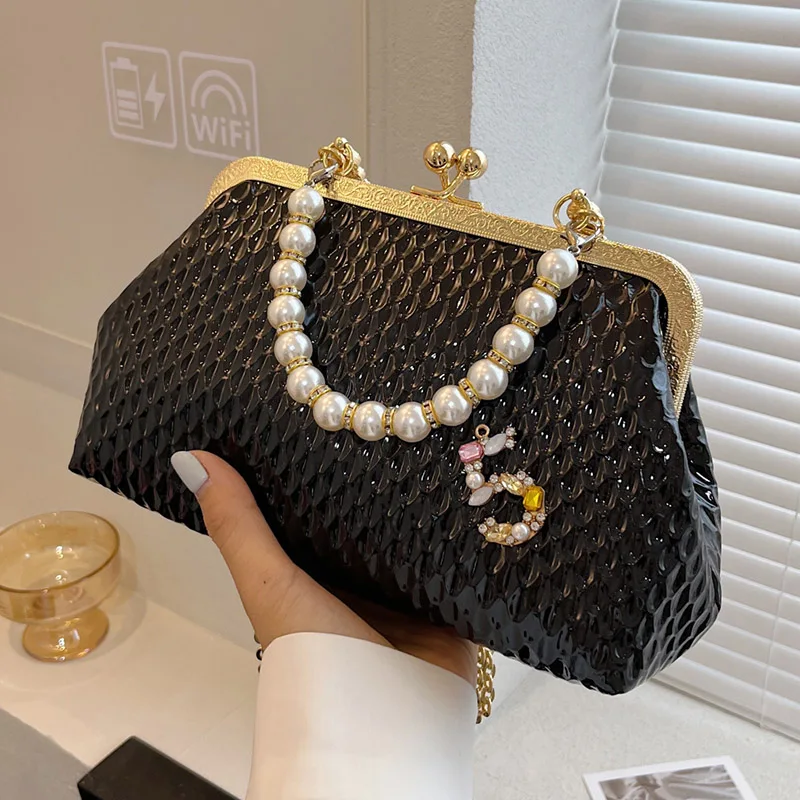 2023 Luxury Women French Minority Shoulder Bags Gold Crossbody Bags Fashion Pearl Chain Shell Clip Small Handbag Eveing Clutch