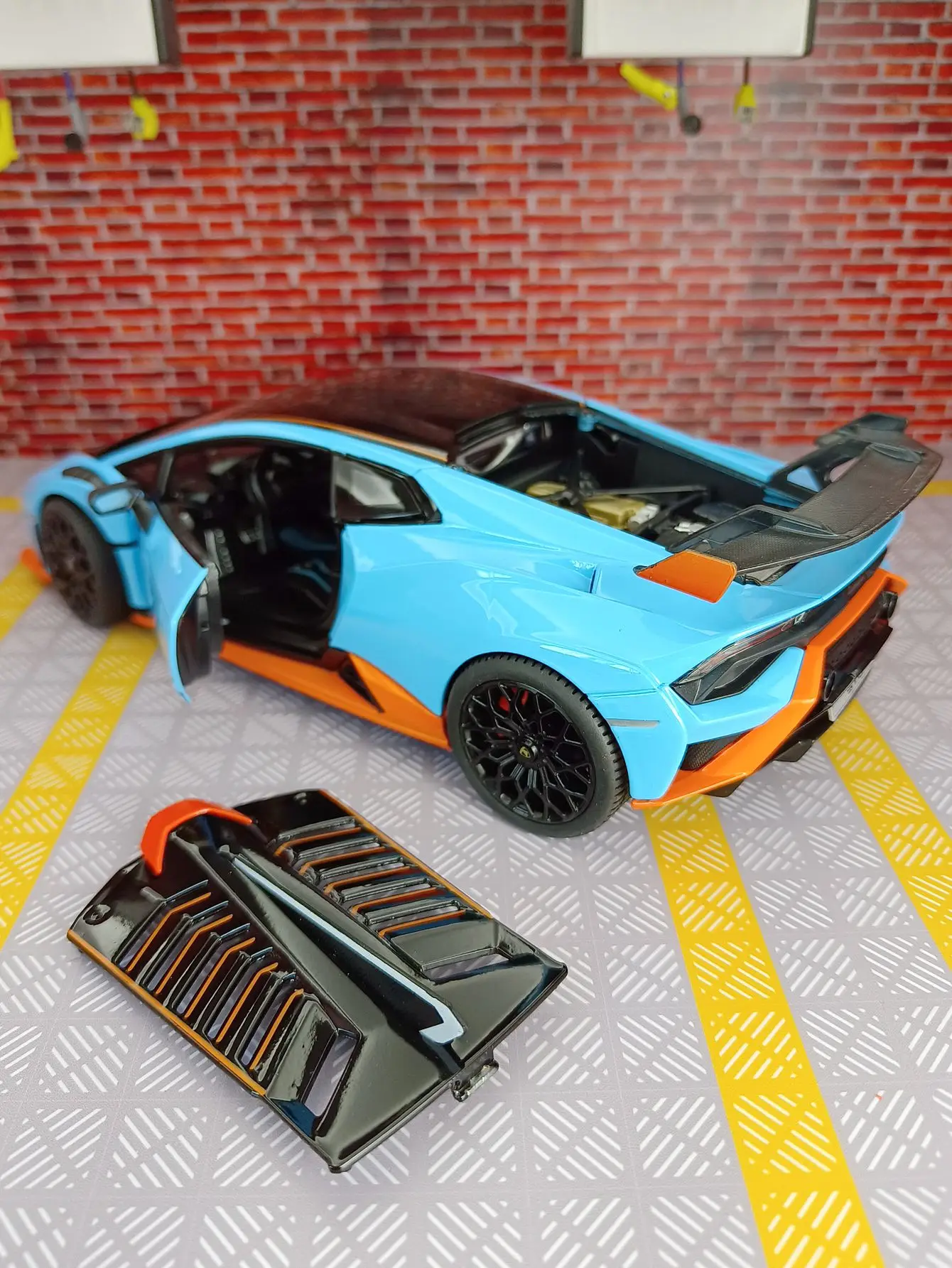 Фото Растар 1:18 Lamborghini Huracan STO Суперкар Модель автомобиля Игрушечная машина двери с обеих сторон, которую можно открыть тонкое качество изготовления №4