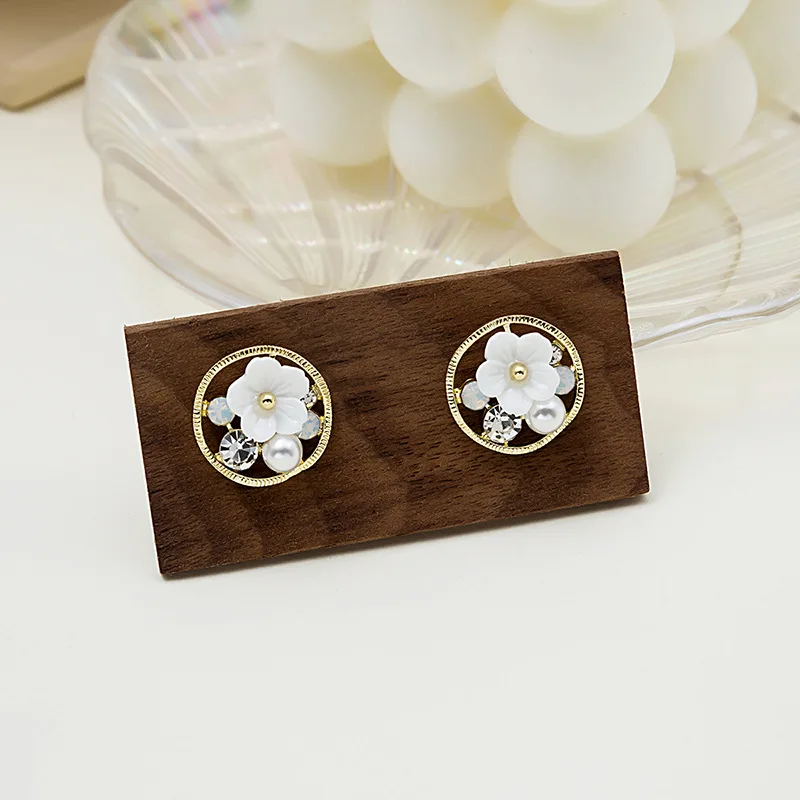 

Женские серьги-гвоздики в виде цветка, золотого цвета