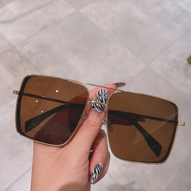 

Солнцезащитные очки в винтажном стиле для мужчин и женщин, роскошные солнечные аксессуары в квадратной оправе, в коричневой оправе, с защит...