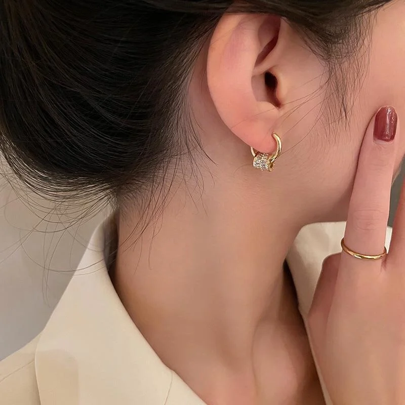 Hebilla de oreja de doble anillo, nuevo diseño de moda, pernos de oreja de viento frío, pendientes perforados de anillo simple de moda 2022