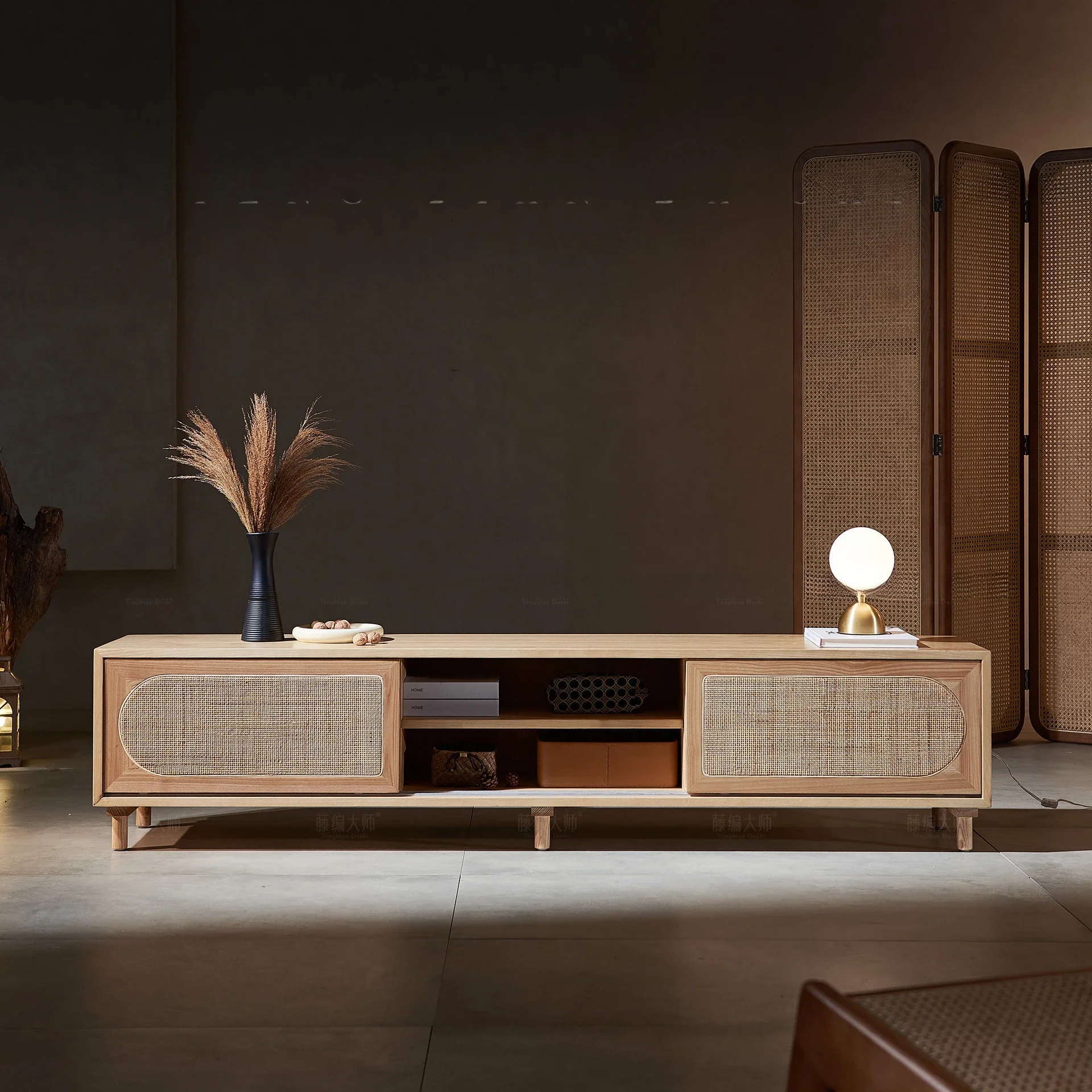 Простой шкаф для телевизора из цельного дерева ротанга в японском стиле шкафчик