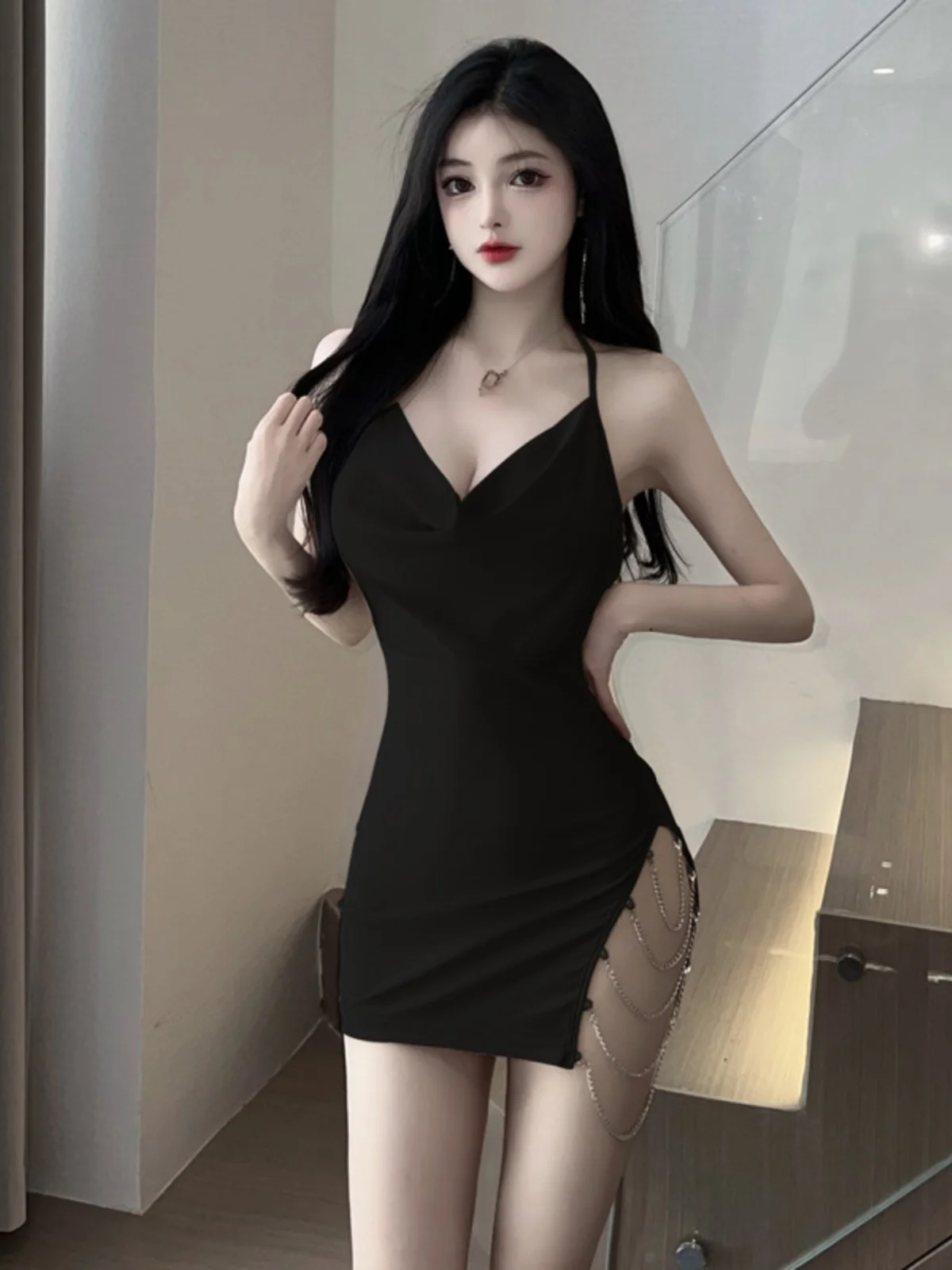 Женское облегающее платье-футляр на бретельках с открытой спиной