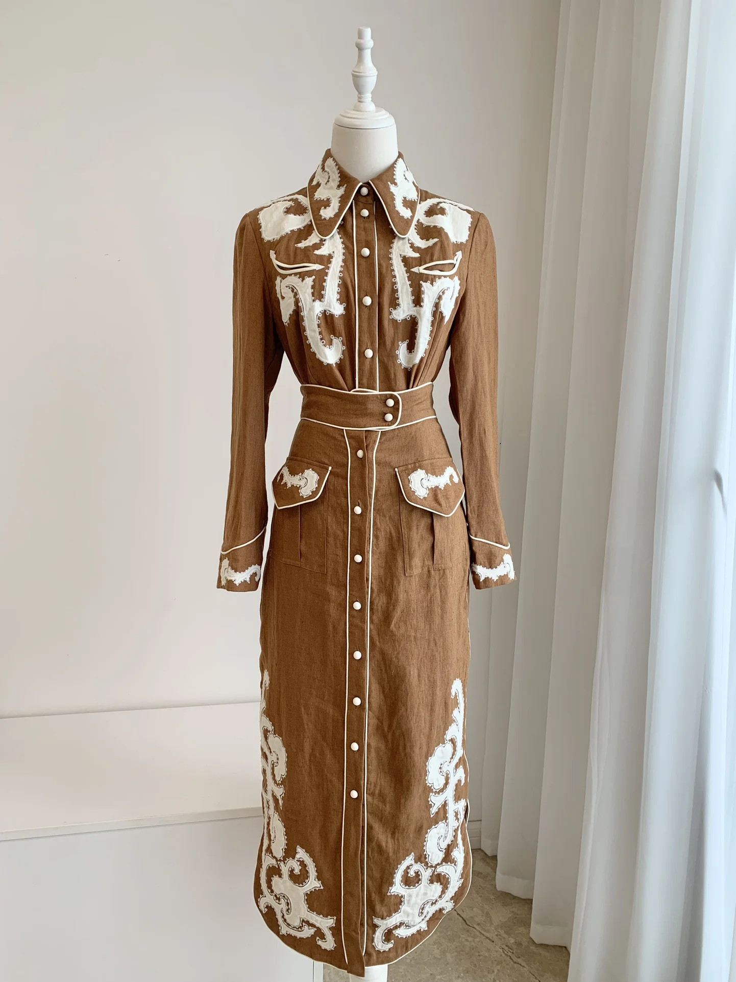 

Женская однобортная рубашка с отложным воротником и цветочной вышивкой или облегающая юбка с высокой талией