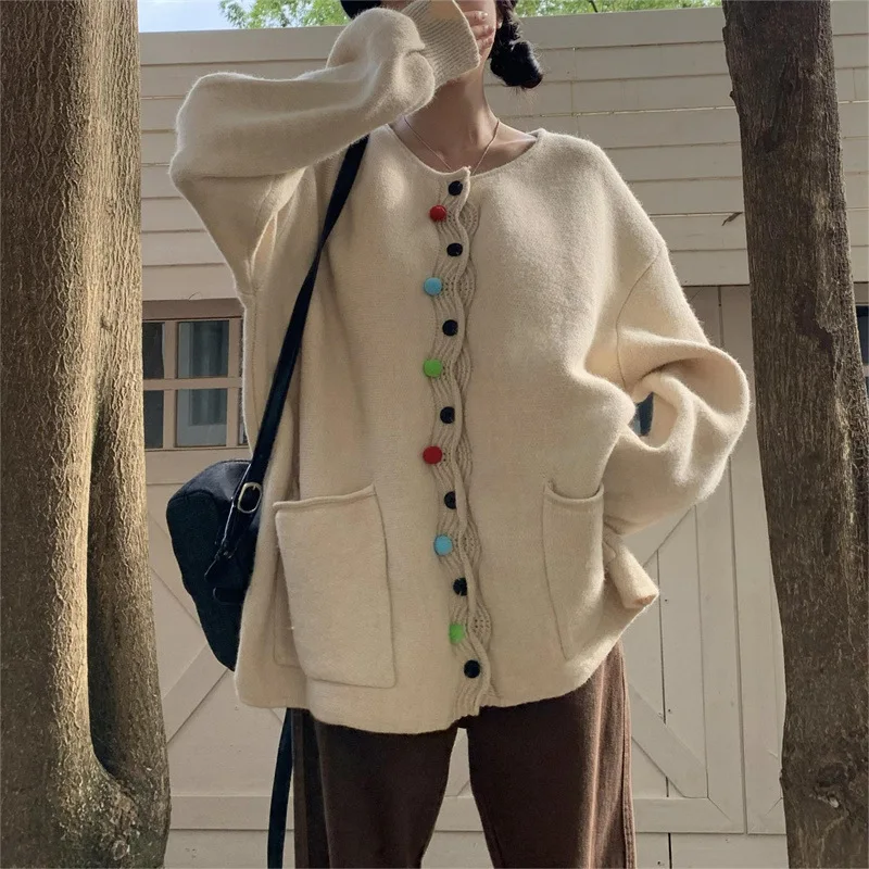 Женский трикотажный кардиган на пуговицах свободный с большими карманами и