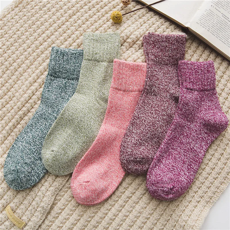 

Wholesale of 5 pairs of popular autumn and winter thick and warm wool socks in foreign trade,solid color and lined women's sock