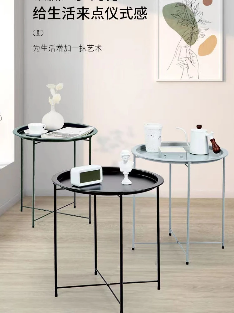 Маленький журнальный столик в скандинавском стиле край дивана несколько