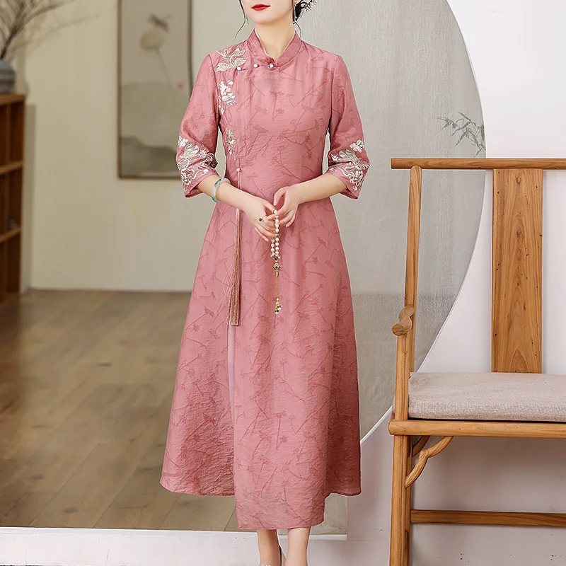 Женское летнее платье-трапеция с вышивкой