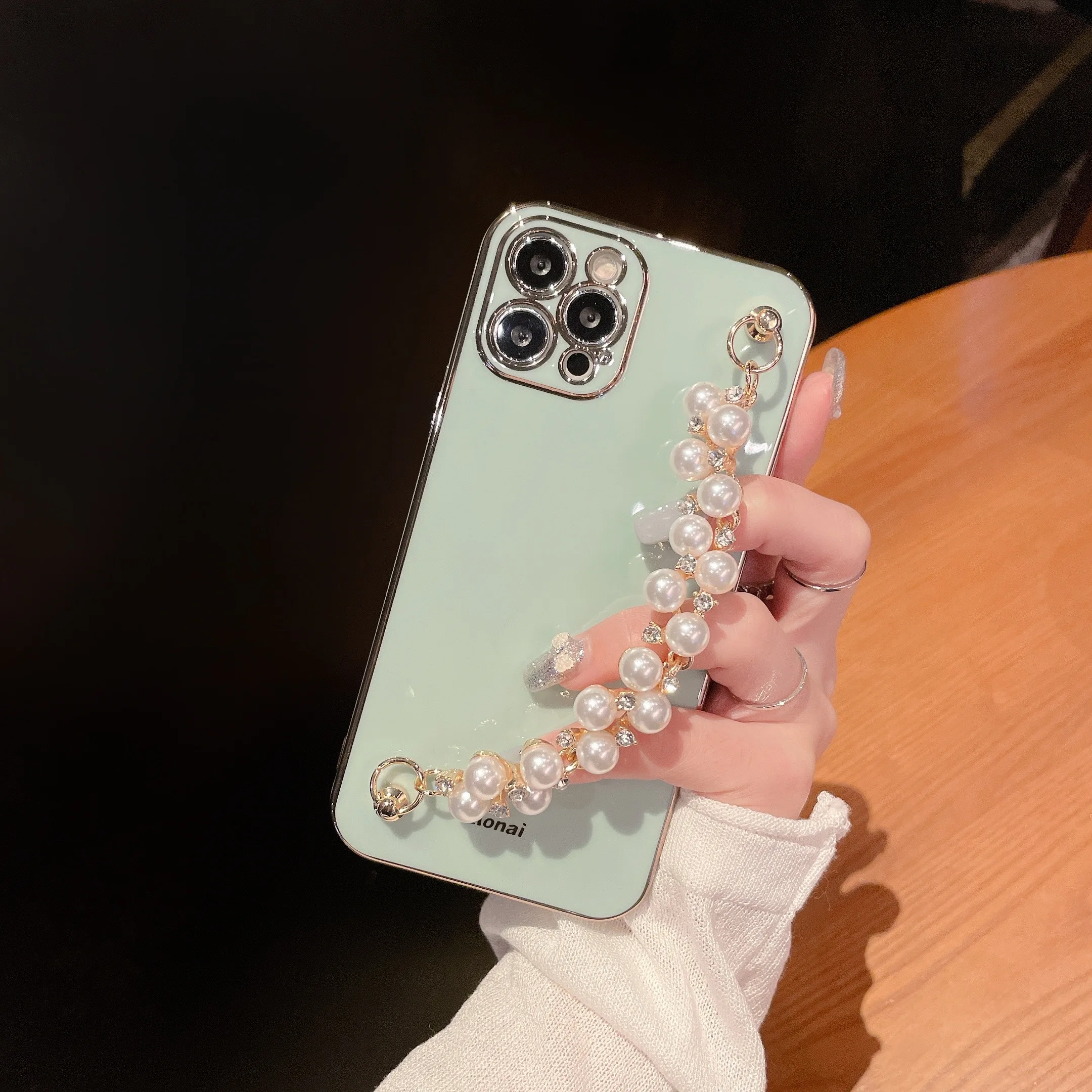 

Fashion Luxury Diamond Pearl Chain Wristband Female Soft Case For Iphone 11 12 13 Pro Max 7 8 Plus Xr X Xs Se 2020 Cover Fundas