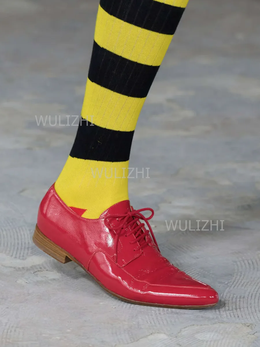 Весенние мужские красные лоферы из лакированной кожи на шнуровке острые рабочие