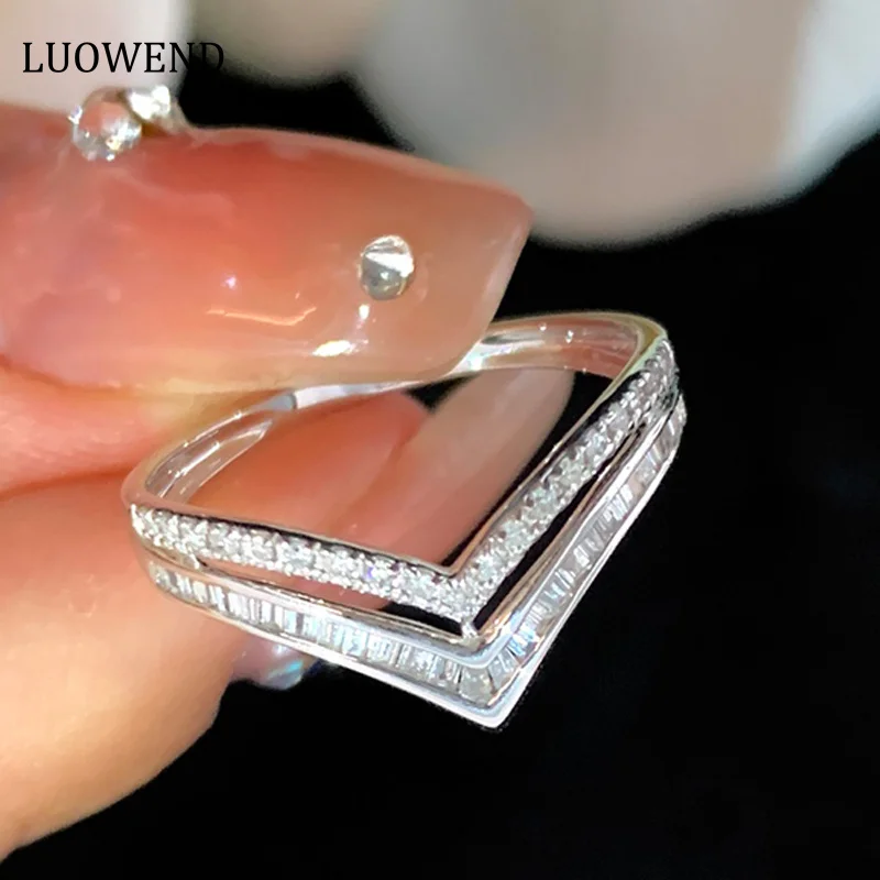 

LUOWEND 18K White Gold Rings Real Natural Diamonds 0.25carat Romantic V-Shaped Crown Design Engagement Ring for Women Wedding