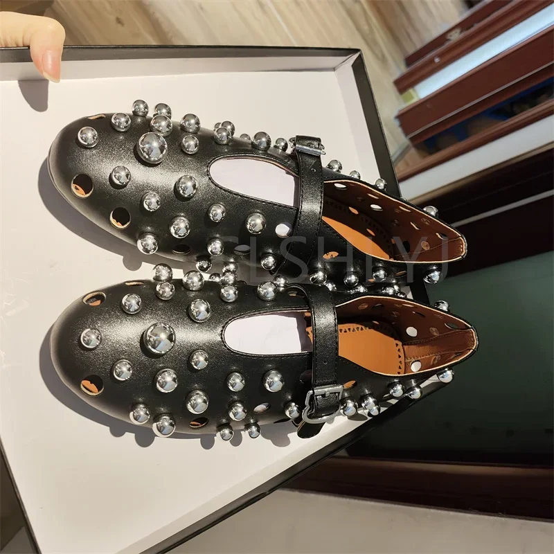 Туфли на плоской подошве с заклепками и круглой головкой. Роскошные черные
