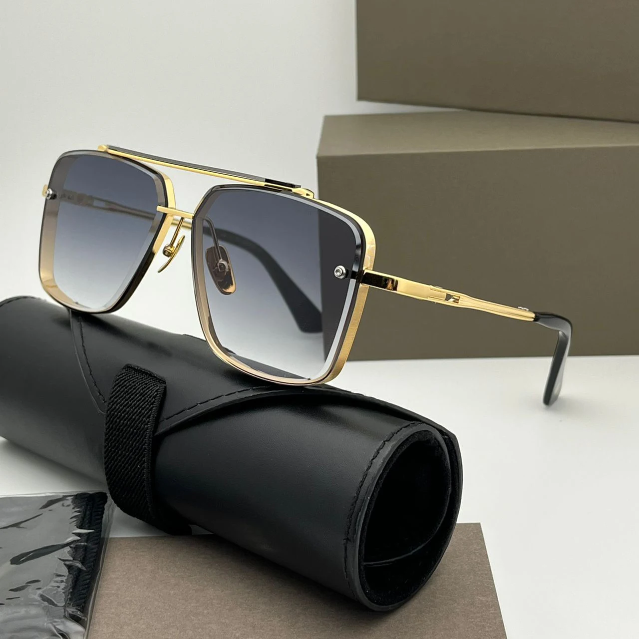

MC SIX Summer Sunglasses For Men and Women Style Anti-Ultraviolet Retro Plate Square Full Frame Eyeglasses Random Box