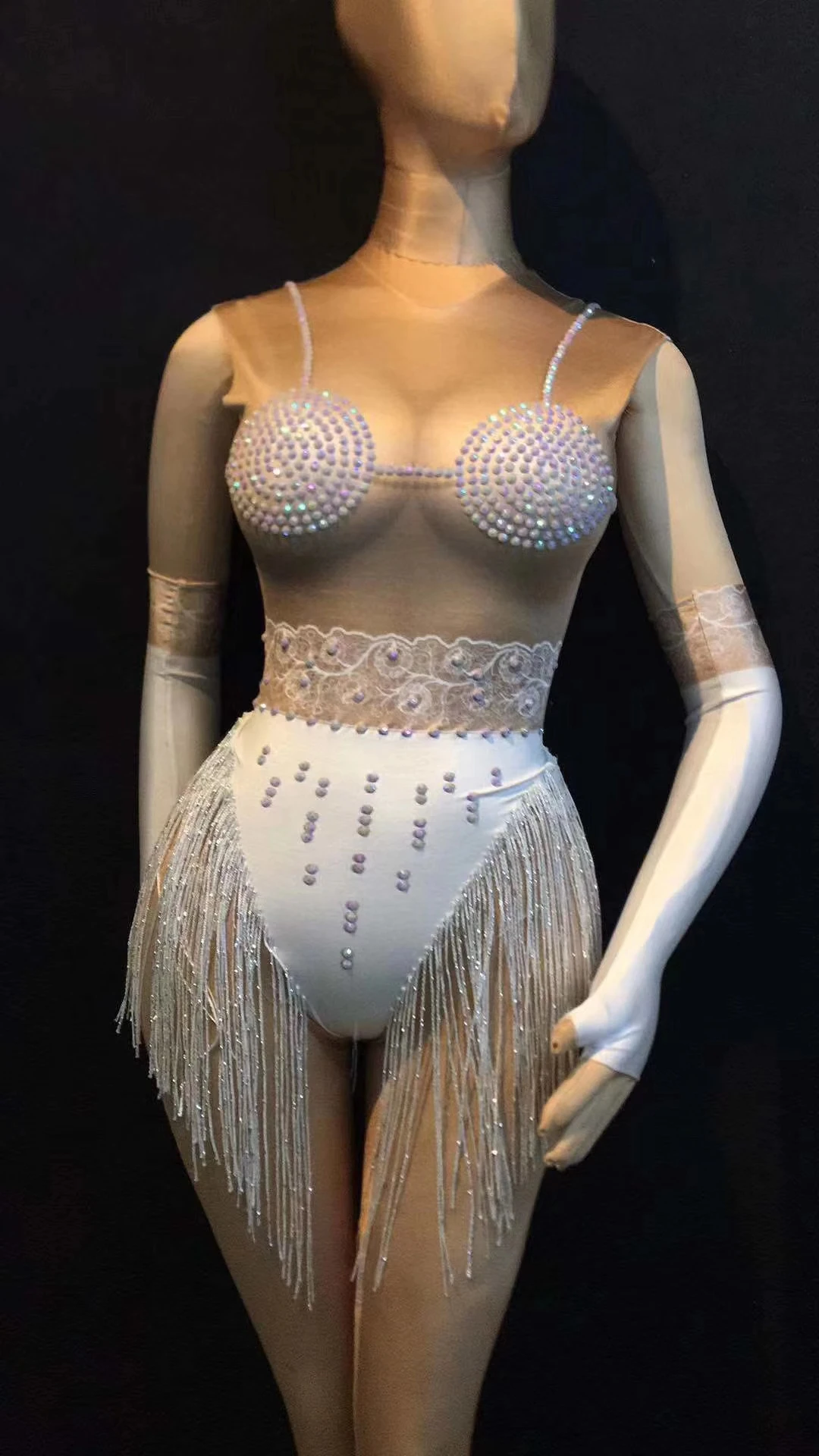 

Женское блестящее боди с бахромой и перчатками