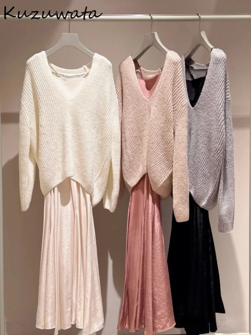 Женский костюм-джемпер с рукавами-фонариками и V-образным вырезом