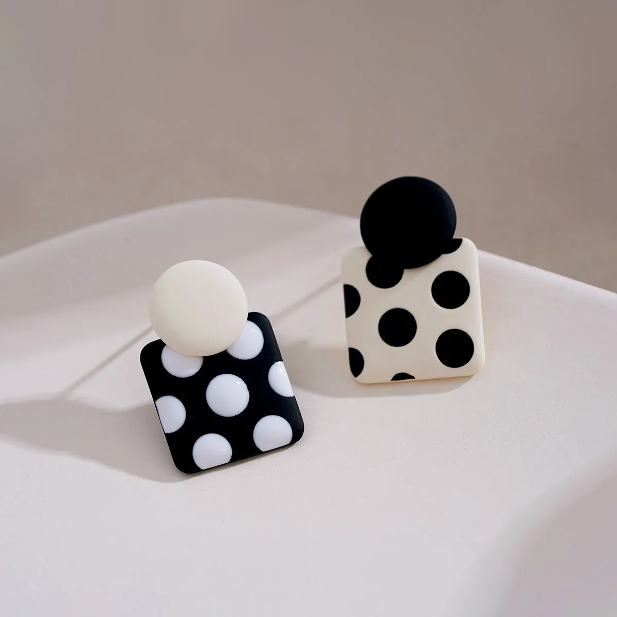 

High-end Earrings Tea Series Retro Wave Point Earrings Unique Design French Hepburn Earrings 2022 New Trend Stud Earrings