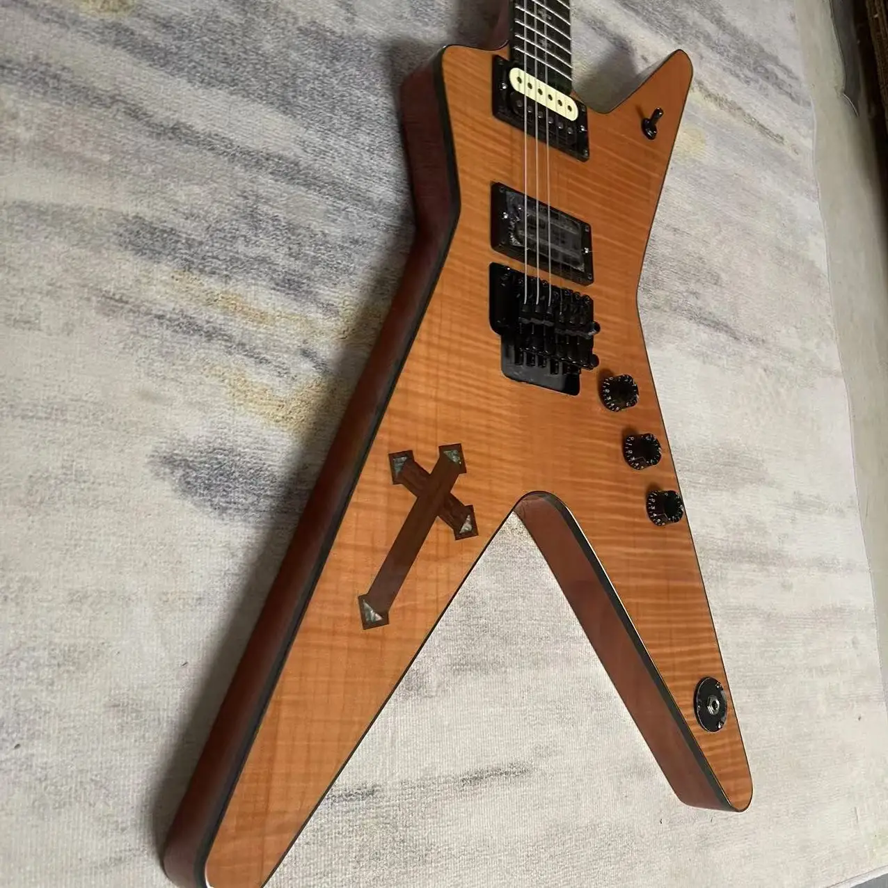 Электрогитара 6-Chord Warrior Edition с корпусом из натурального дерева белой молнией