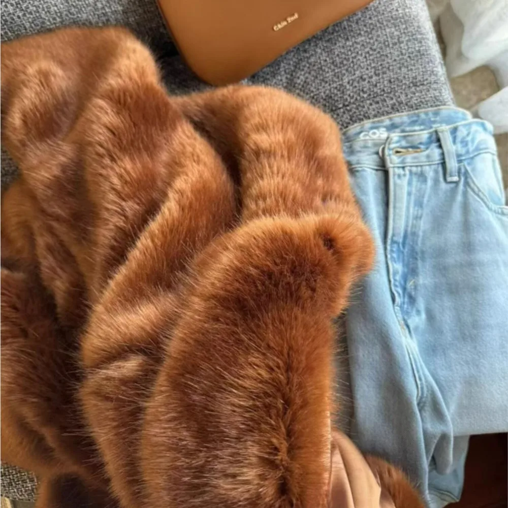 Зимнее коричнево-оранжевое пальто с отложным воротником и лацканами волосатое