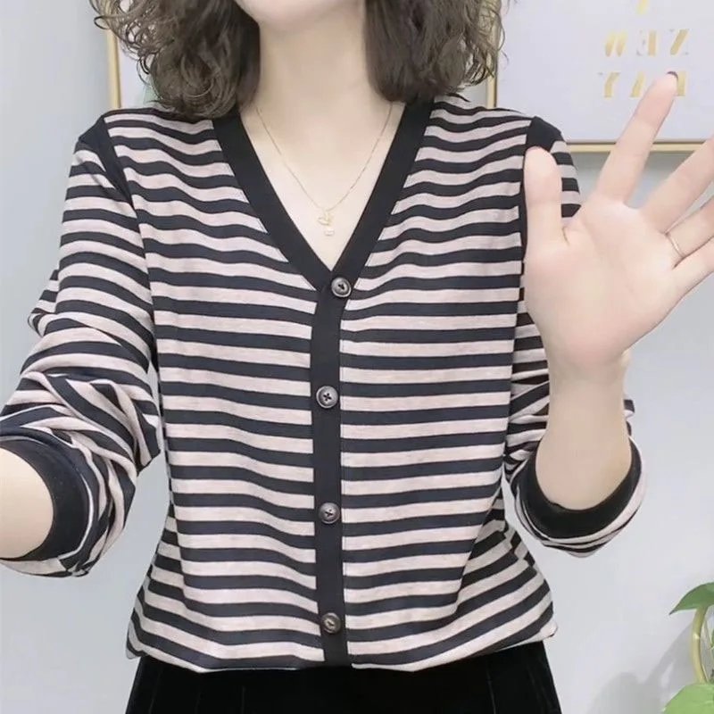 Модные топы в полоску с пуговицами и V-образным вырезом повседневные