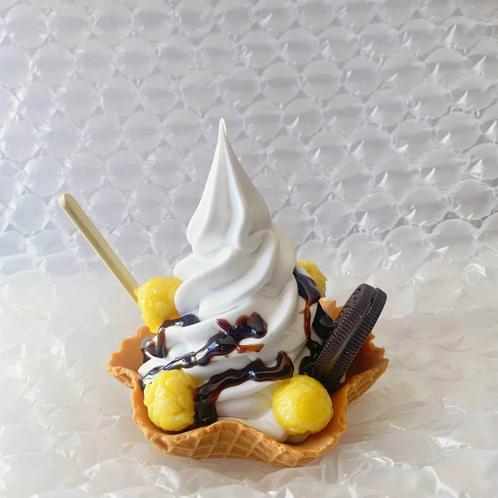 Поддельная мягкая вафельная конусная чаша для подачи еды белая молочная