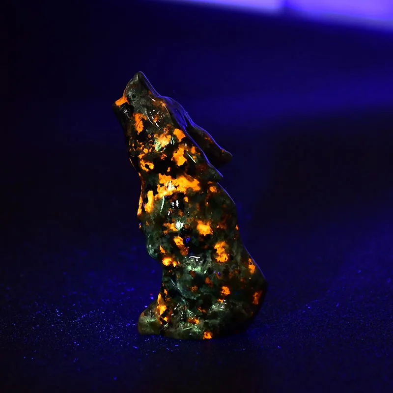 

Статуя волка из кварцевого опала