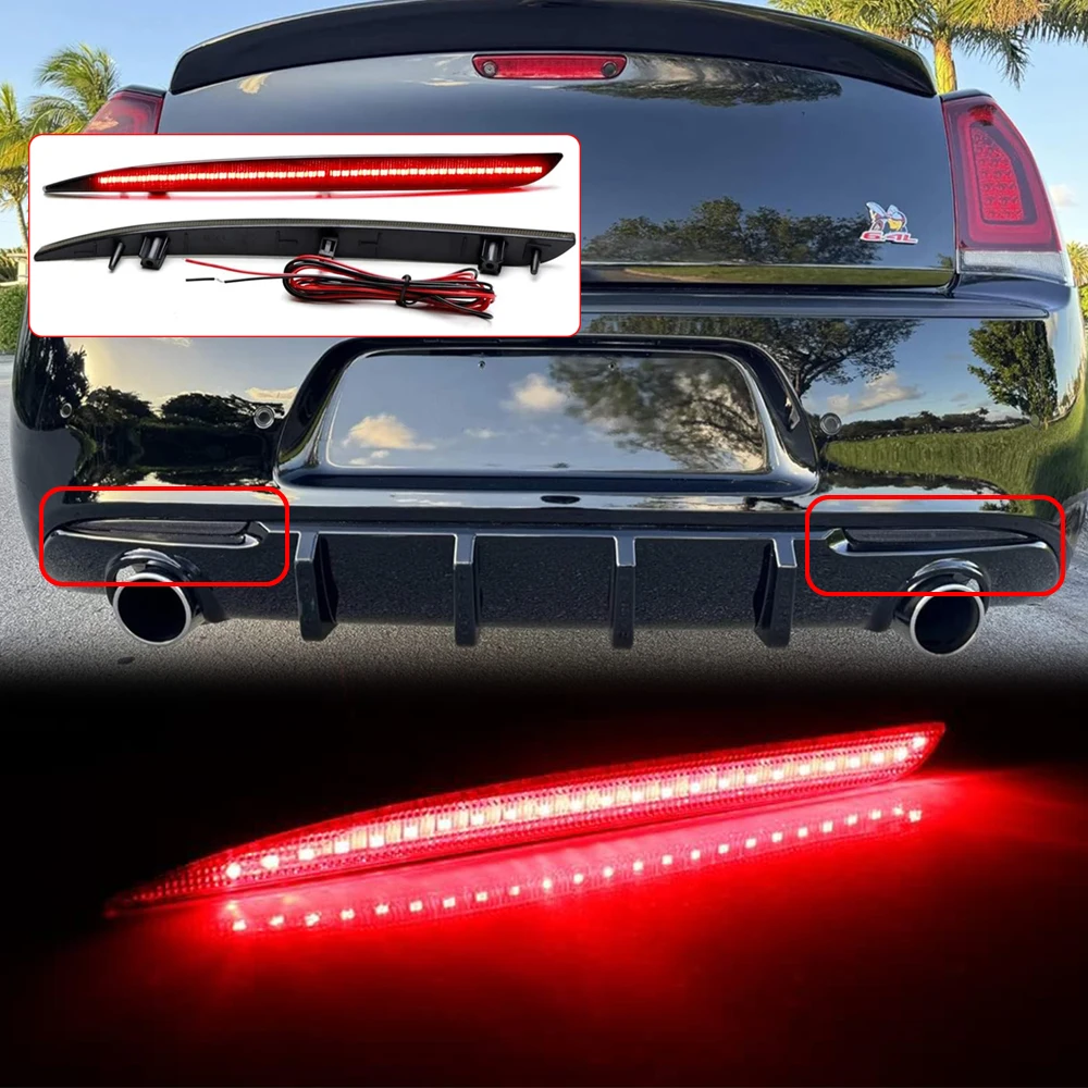 Фото Для Chrysler 300: задний бампер, светодиодный стоп-сигнал/габаритный огонь, с затемненными линзами, красный, в сборе, автозапчасть №1