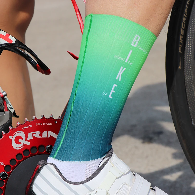 Фото Aero спортивные носки Mcycle, бесшовные противоскользящие велосипедные носки для сращивания, градиентные цвета, велосипедные аэро носки №1