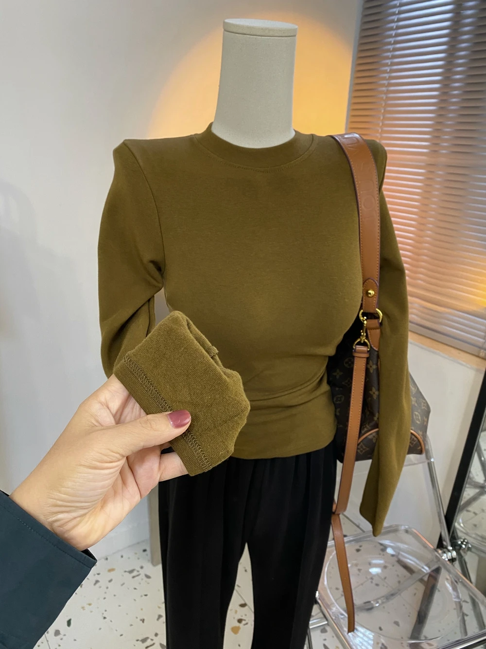 

A Simple round neck Slim plus velvet warm hair long sleeve T-shirt bottom