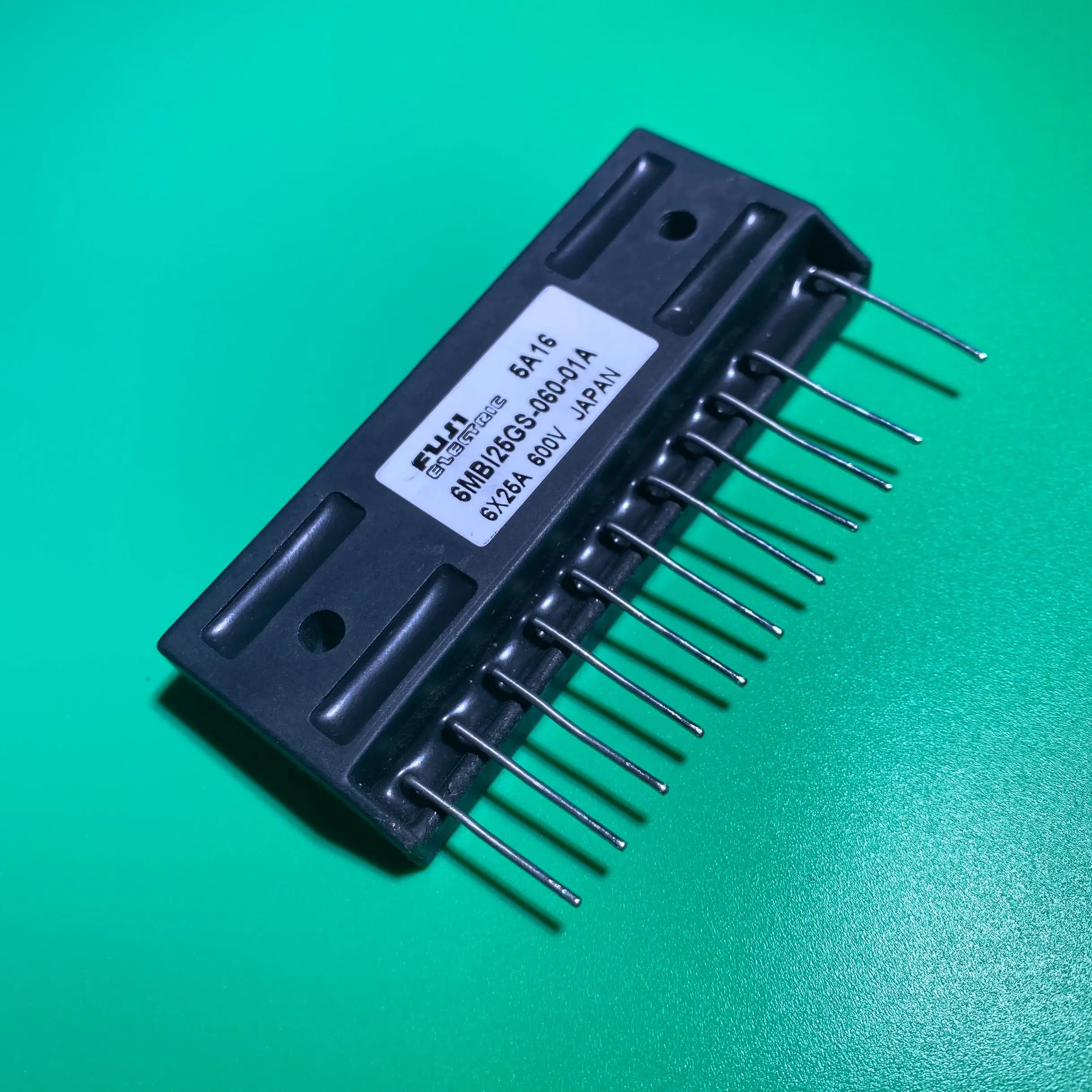 6MBI25GS-060-01A с изолированным затвором (IGBT) 6x25A 600V модуль 6MBI25 GS-060-01A 6MBI25GS06001A 6MBI25G S-060-01A 6MBI25 GS-060-01A 6MB125GS-060-01A