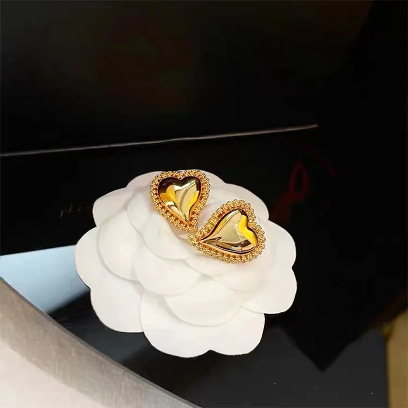 

Латунные глянцевые серьги в форме сердца, деловые элегантные серьги, винтажные золотые кружевные кромки, подходящие ко всему серьги