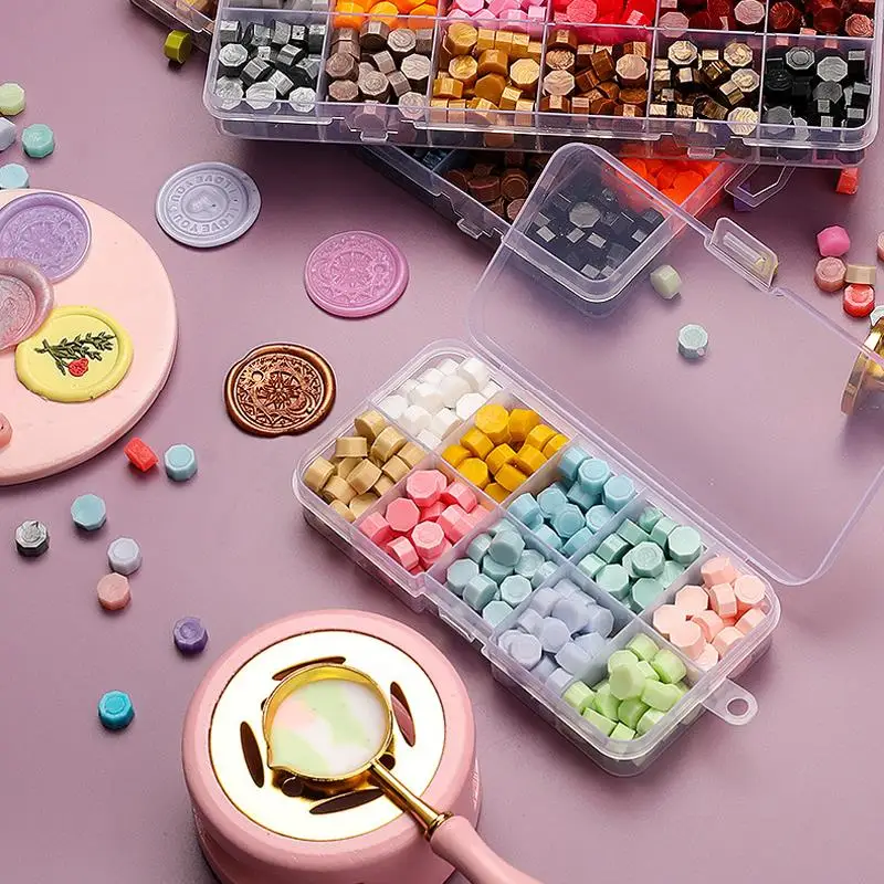 Комплект штампов для лакировки с покрытием из воска для рукоделия, включающий коробку с материалами для создания свадебного приглашения и декоративных инструментов для печати.