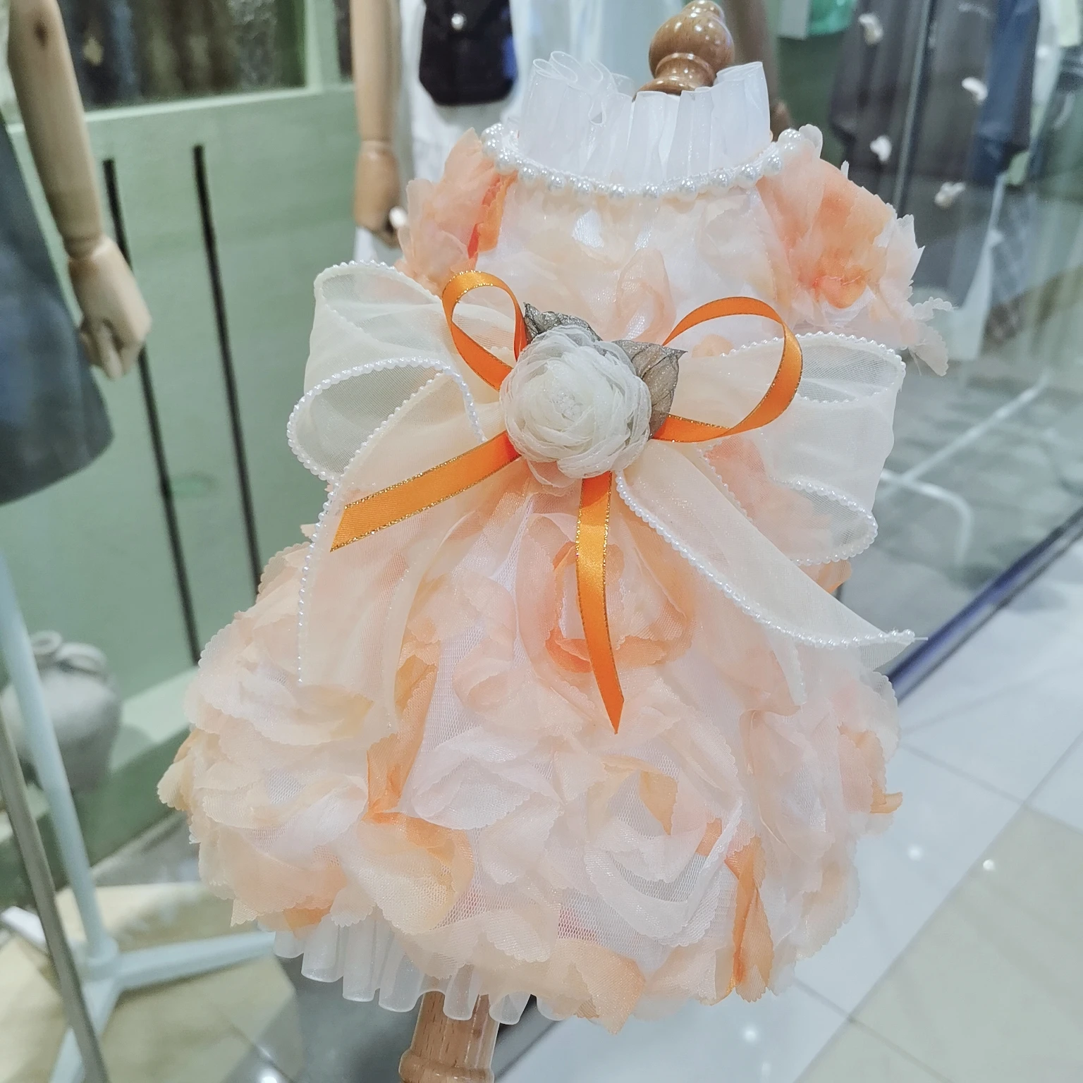 Модные роскошные одежды для собак ручной работы с кружевом, цветами, жемчугом и бантом принцессы платье для маленьких и средних щенков чихуахуа юбки пальто.