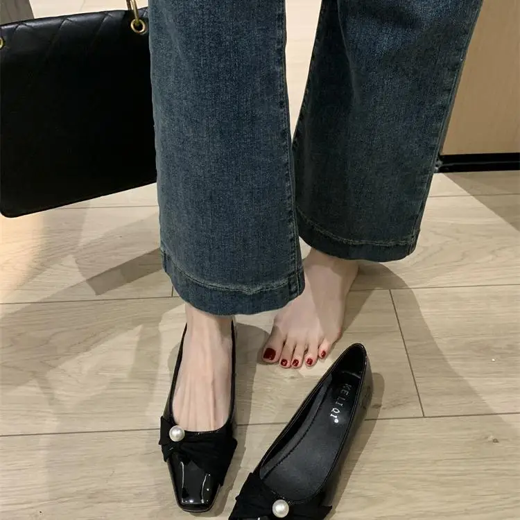 Бабушкина обувь женская с острым носком модная на низком каблуке 2024