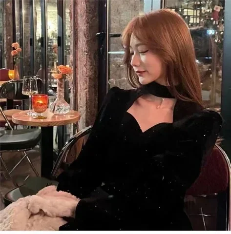 Женское бархатное платье в тонкую полоску