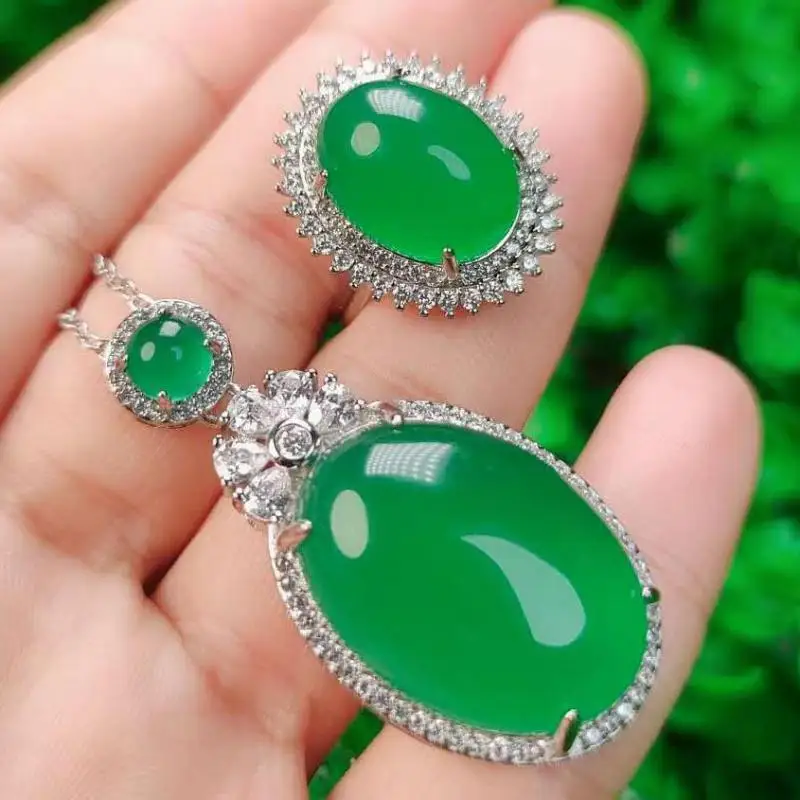 

Женский ювелирный комплект из колье и кольца